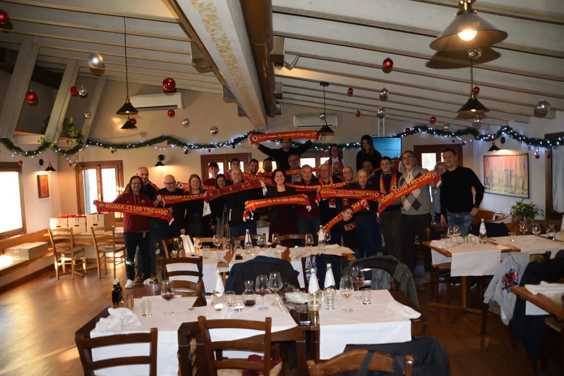I soci del Roma Club Treviso in sede con le sciarpe del club